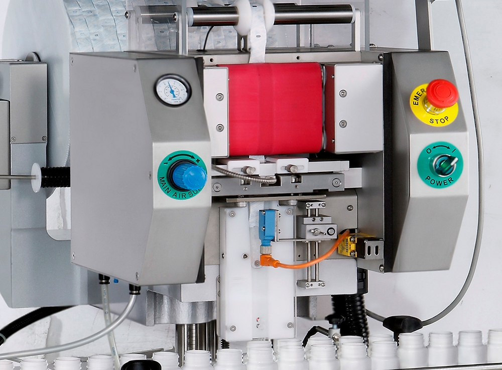 乾燥包捲由機台後⽅經輸送⽪帶拉下進⾏檢 測, 可精準設定裁切⻑度。