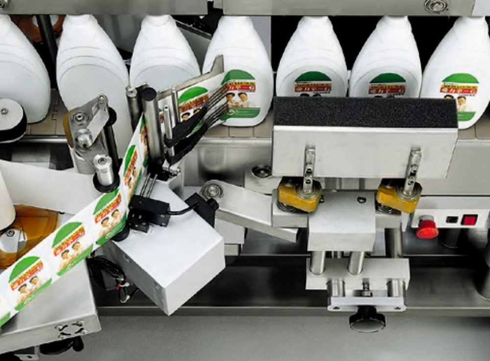 夾貼機構：確保圓弧型瓶子，貼標時不產生 皺褶或氣泡 (選購)