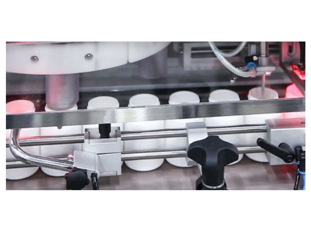 棉花塞⼊瓶內後採⼆次下壓動作, 確保棉花塞⼊ 瓶內不彈出瓶⼝